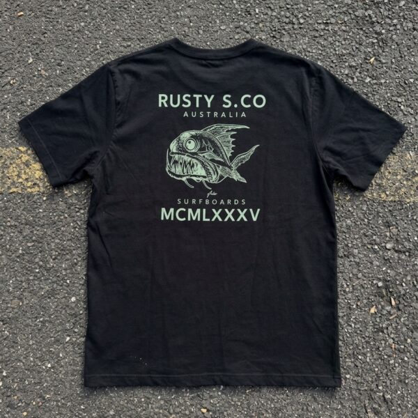Remera Rusty "MCMLXXXV"
