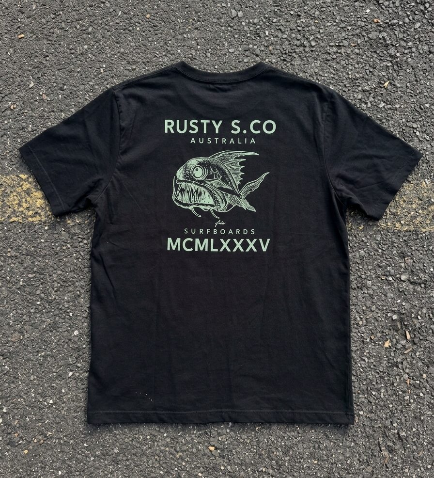 Remera Rusty "MCMLXXXV"